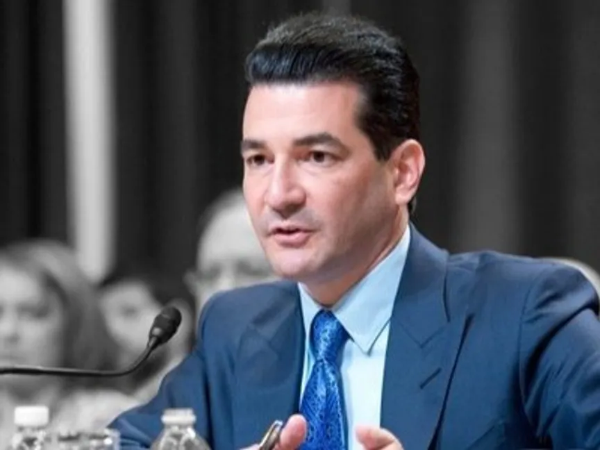 سكوت جوتليب الذي شغل منصب مفوض إدارة الغذاء والدواء خلال إدارة دونالد ترمب الأولى في مؤتمر صحافي - twitter.com/@ScottGottliebMD