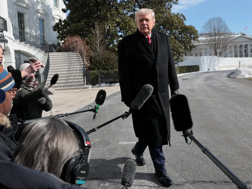 الرئيس الأميركي دونالد ترمب يتحدث إلى الصحافيين عند مغادرته قاعدة أندروز الجوية في ولاية ماريلاند الأميركية، 27 يناير 2026 - Reuters