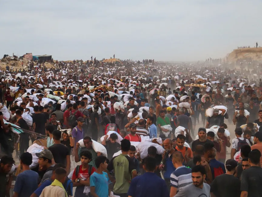 فلسطينيون يحملون مساعدات إغاثية في بيت لاهيا شمال قطاع غزة، 29 يوليو 2025 - REUTERS