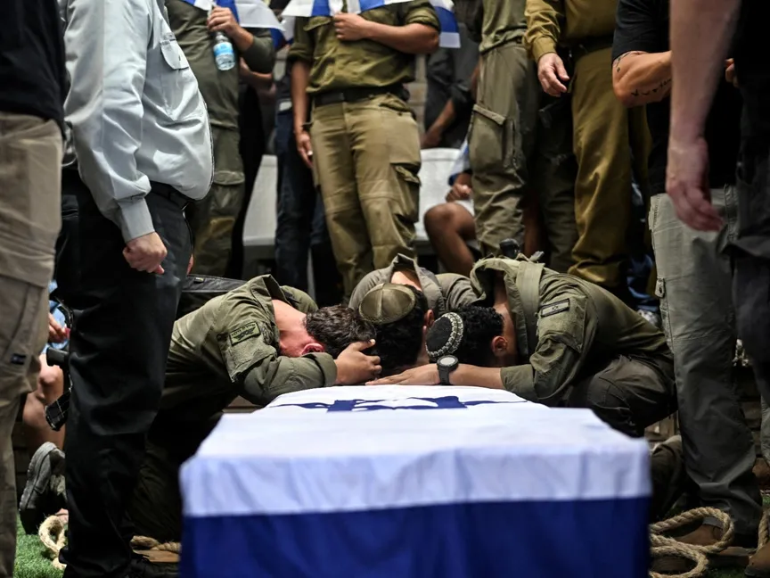 إسرائيليون يشاركون في جنازة ضابط سقط في اشتباكات بقطاع غزة. 11 يوليو 2025 - Reuters