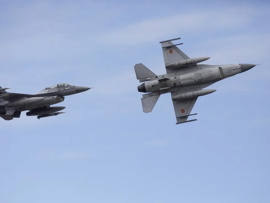 طائرتان F-16 تابعتان للقوات الجوية الرومانية خلال حفل افتتاح مركز تدريب في قاعدة (فيستيتي) الجوية جنوب شرق رومانيا. 13 نوفمبر 2023. - REUTERS