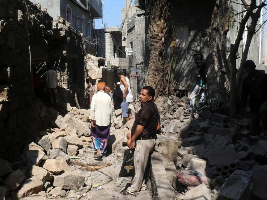 أشخاص يتفقدون الأضرار في منزل تعرض لقصف بصاروخ حوثي في مدينة تعز جنوبي غرب اليمن. 21 أكتوبر 2026 - Reuters