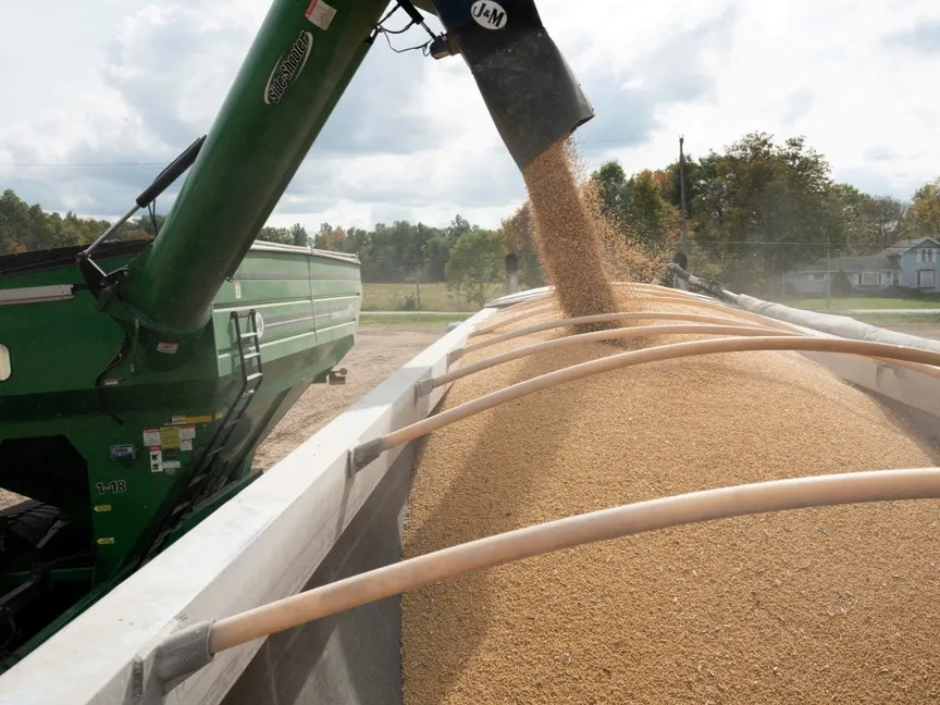 فول الصويا يُحمَّل في شاحنة نقل خلال موسم الحصاد في ولاية أوهايو الأميركية- 7 أكتوبر 2021 - Reuters
