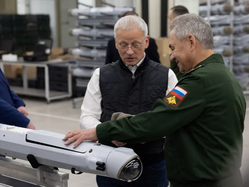 وزير الدفاع الروسي سيرجي شويجو يتفقد إنتاج المسيرات العسكرية الروسية. 10 فبراير 2024 - Reuters