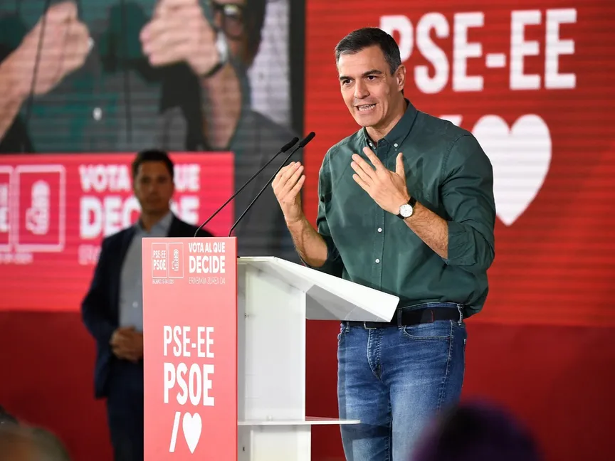 رئيس الوزراء الإسباني بيدرو سانشيز يلقي خطاباً خلال اجتماع ختامي للحملة الانتخابية للحزب الاشتراكي الباسكي (PSE) في بلباو بإقليم الباسك في إسبانيا. 19 أبريل 2024 - AFP