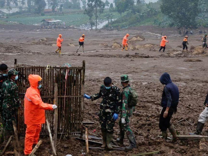 إندونيسيا.. الأمطار تعوق البحث عن 32 مفقوداً بعد انهيار أرضي
