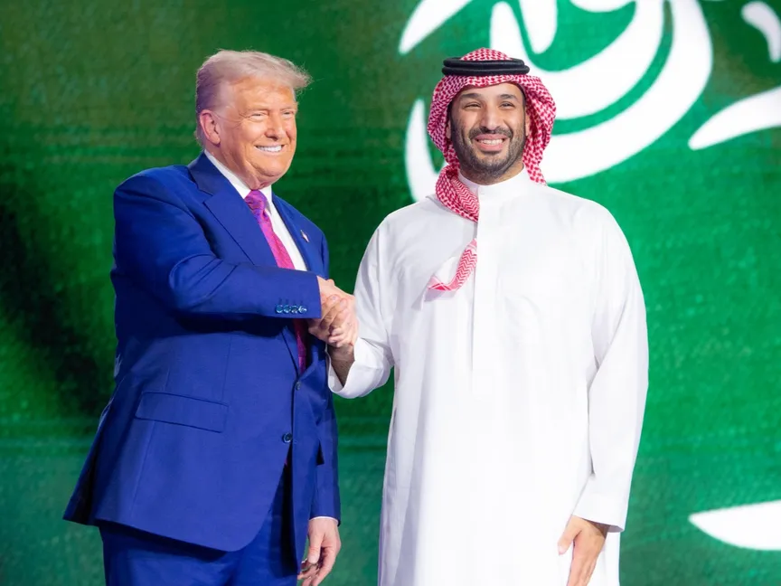 ولي العهد السعودي الأمير محمد بن سلمان يصافح الرئيس الأميركي دونالد ترمب في منتدى الاستثمار السعودي-الأميركي. 13 مايو 2025 - x/spagov