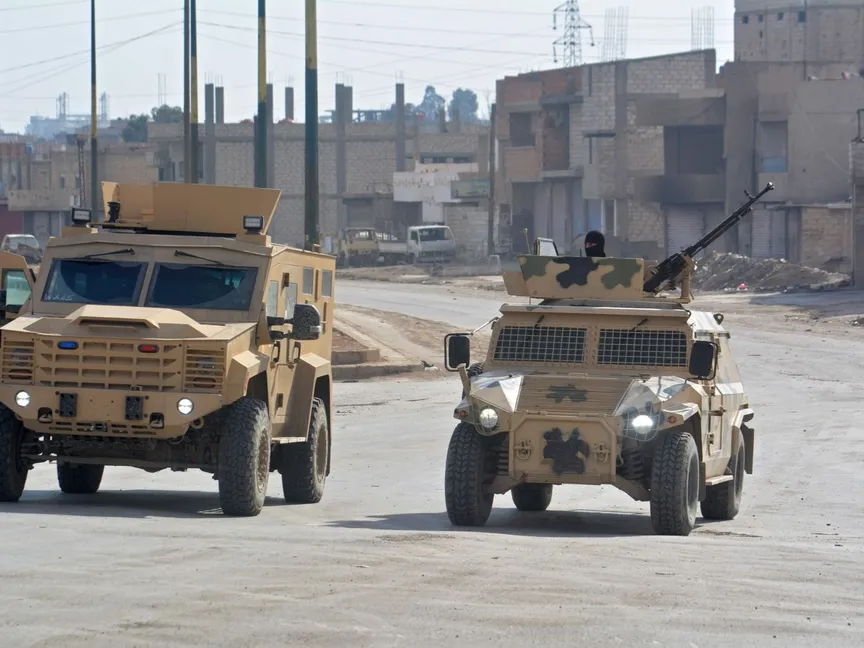مدرعتان لقوات سوريا الديمقراطية (قسد) في مدينة الحسكة شمالي سوريا. 23 يناير 2022 - AFP