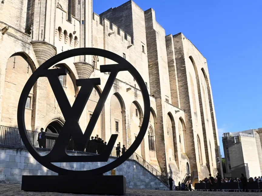 شعار لوي فيتون يظهر خارج قصر البابوات في يوم عرض مجموعة كروز 2026 للمصمم نيكولا جيسكيير في جنوب فرنسا. 22 مايو 2025 - Reuters