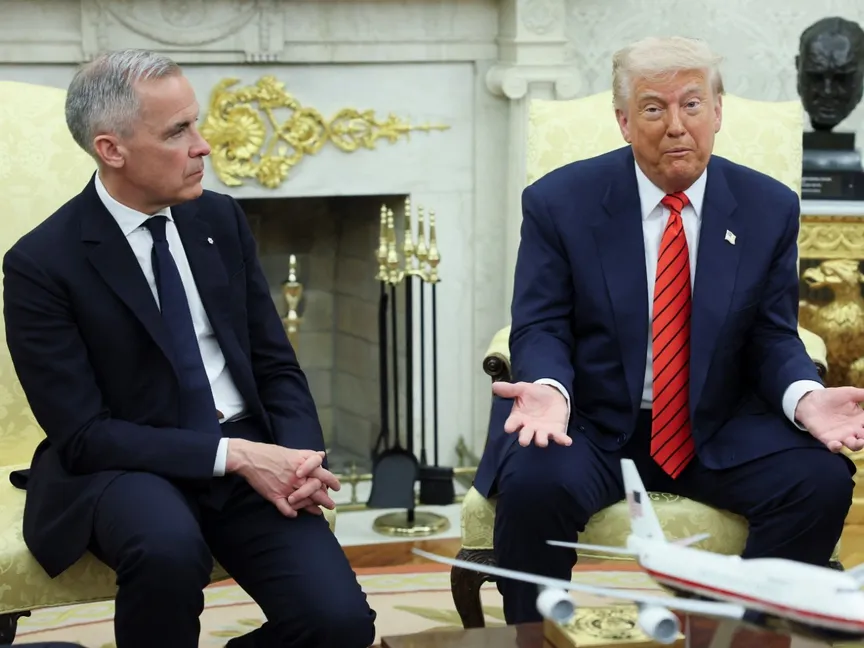 الرئيس الأميركي دونالد ترمب، الثلاثاء، رئيس الوزراء الكندي الجديد مارك كارني في البيت الأبيض. 06 مايو 2025 - Reuters