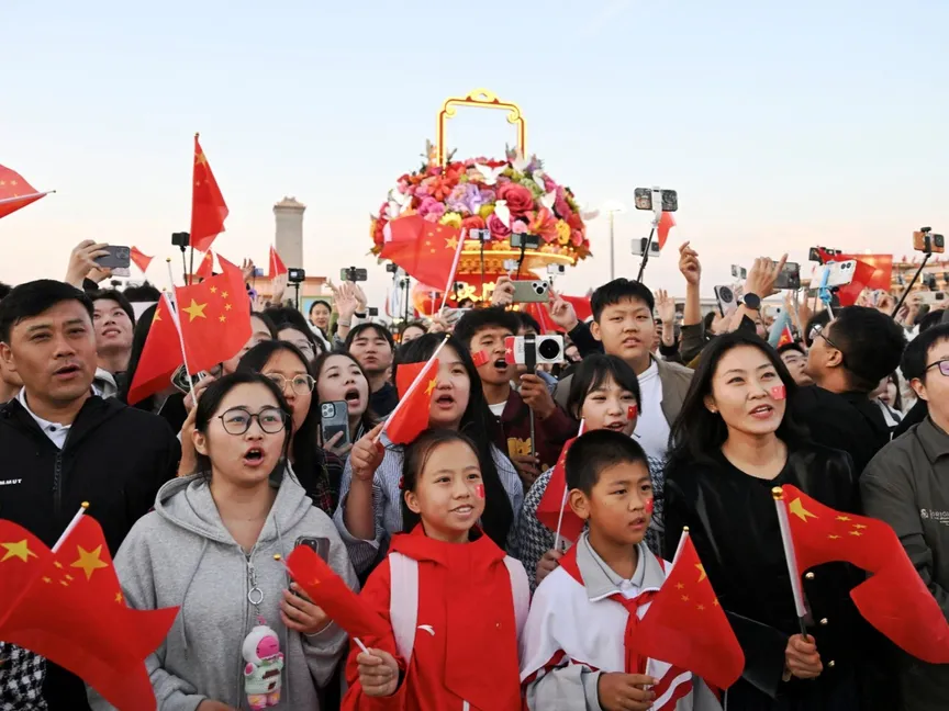 صينيون يحتفلون بالذكرى السادسة والسبعين لتأسيس جمهورية الصين الشعبية في بكين. 1 أكتوبر 2025 - Reuters