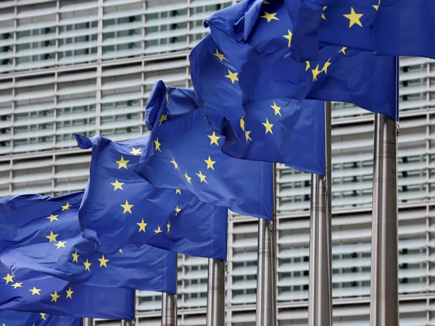 أعلام الاتحاد الأوروبي ترفرف خارج مقر مفوضية الاتحاد في بروكسل، بلجيكا. 16 يوليو 2025 - REUTERS