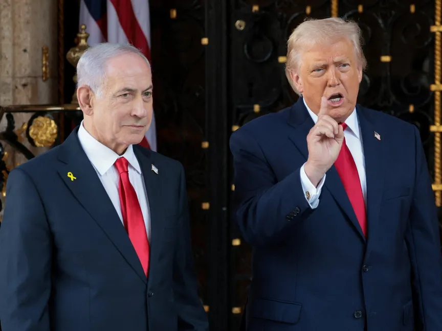 الرئيس الأميركي دونالد ترمب يتحدث إلى وسائل إعلام وبجواره رئيس الوزراء الإسرائيلي بنيامين نتنياهو في منتجع مارالاجو في بالم بيتش بفلوريدا. 29 ديسمبر 2025 - Reuters