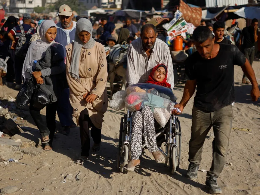 فلسطينيون يفرون من خان يونس في أعقاب القصف الإسرائيلي في جنوب غزة. 8 أغسطس 2024 - Reuters