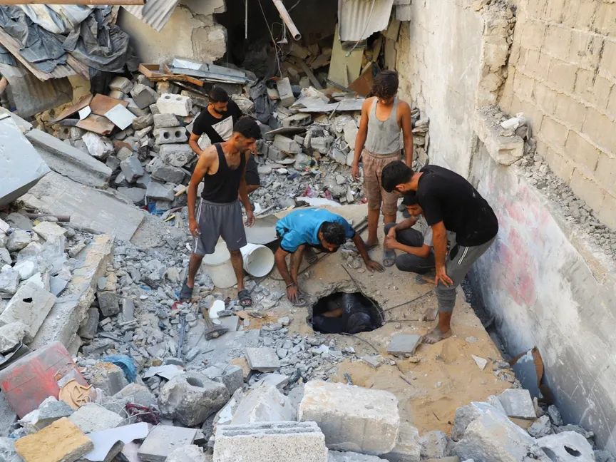 فلسطينيون يبحثون عن ضحايا في موقع غارة إسرائيلية على منزل في حي الطفاح بمدينة غزة. 5 أكتوبر 2025 - Reuters