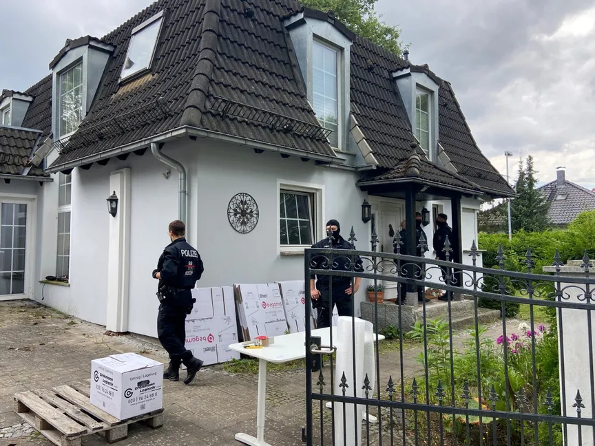 الشرطة الألمانية أمام أحد مقرات مجلة "كومبكت" في فالكنسي بالقرب من برلين، ألمانيا. 16 يوليو، 2024. - Reuters