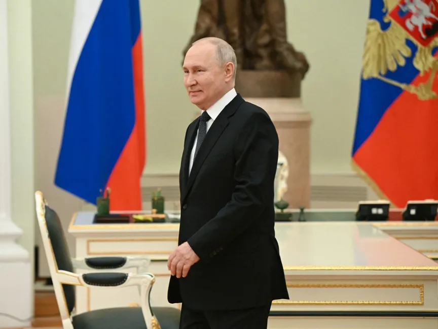 الرئيس الروسي فلاديمير بوتين قبل اجتماع مع رئيس الوزراء العراقي محمد شياع السوداني في موسكو- 10 أكتوبر 2023 - Reuters