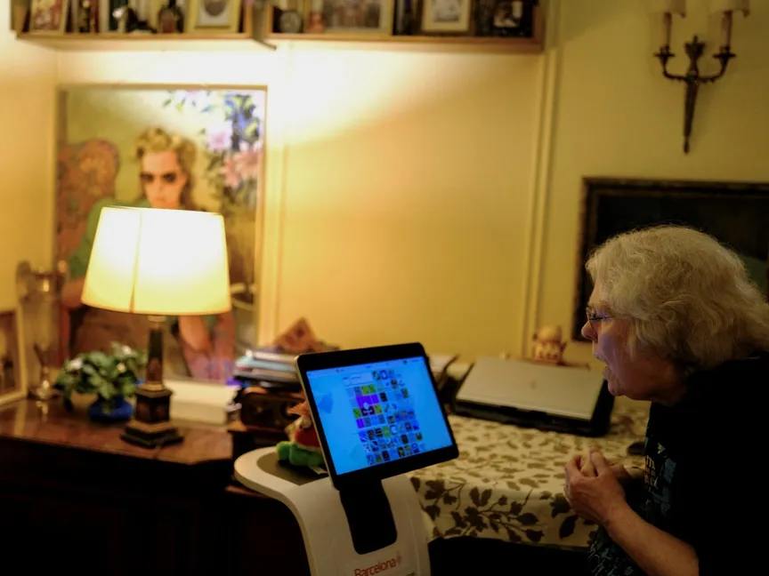 سيدة تدعى إيرين فيجليسون تختار لعبة مع روبوتها الملقب بـ"ساندي" في برشلونة بإسبانيا. 26 فبراير 2026 - REUTERS