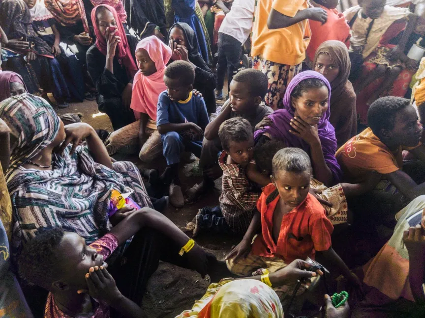 سودانيون فارون من الصراع في السودان ينتظرون إجراءات تسجيل اللجوء في المفوضية السامية للأمم المتحدة في الرنك بجنوب السودان، في 18 ديسمبر 2023 - AFP