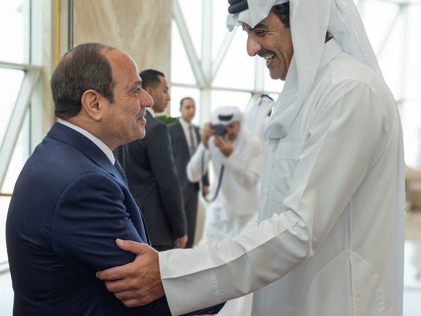 السيسي يبحث مع أمير قطر في الدوحة تطورات الأوضاع الإقليمية