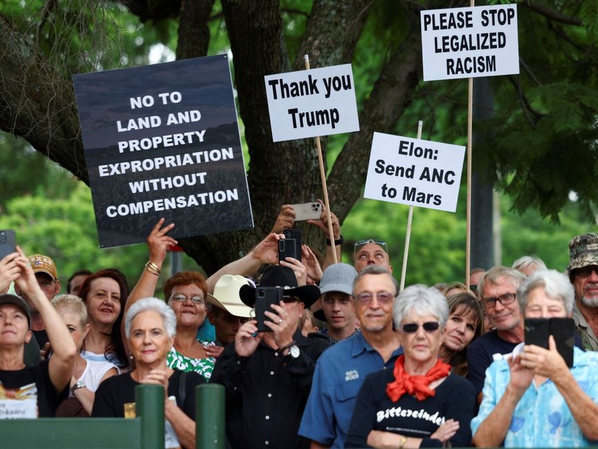 ترمب يدرس توسيع برنامج اللاجئين ليشمل البيض من جنوب إفريقيا