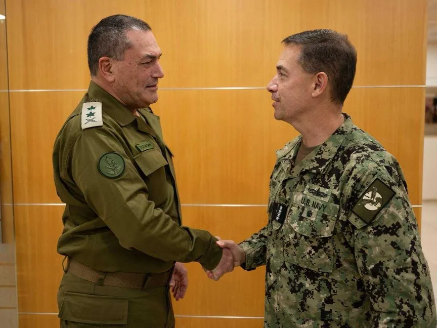 قائد القيادة المركزية الأميركية "سنتكوم"، براد كوبر، يصافح رئيس أركان الجيش الإسرائيلي إيال زامير، تل أبيب، 24 يناير 2026