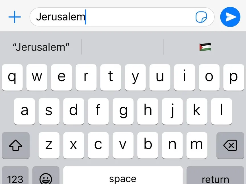 علم فلسطين يظهر كرمز تعبيري مقترح بلوحة مفاتيح أحد هواتف آيفون عن كتابة كلمة القدس. 10 أبريل 2024 - twitter.com/RachelRileyRR