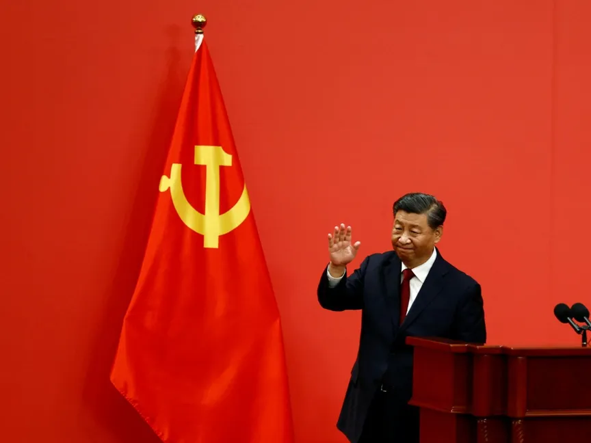 الرئيس الصيني شي جين بينج يلوح بعد خطابه في المؤتمر الوطني العشرين للحزب الشيوعي الصيني في بكين. 23 أكتوبر 2022 - Reuters