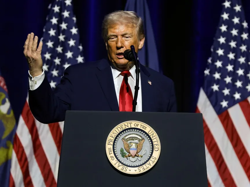 ترمب يفرض رسوماً 25% على واردات بعض الرقائق المتطورة