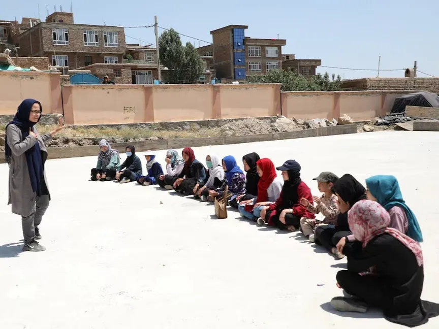 تلميذات يحضرن حصة للدعم النفسي في مدرسة بالعاصمة الأفغانية كابول. 26 مايو 2021 - Reuters