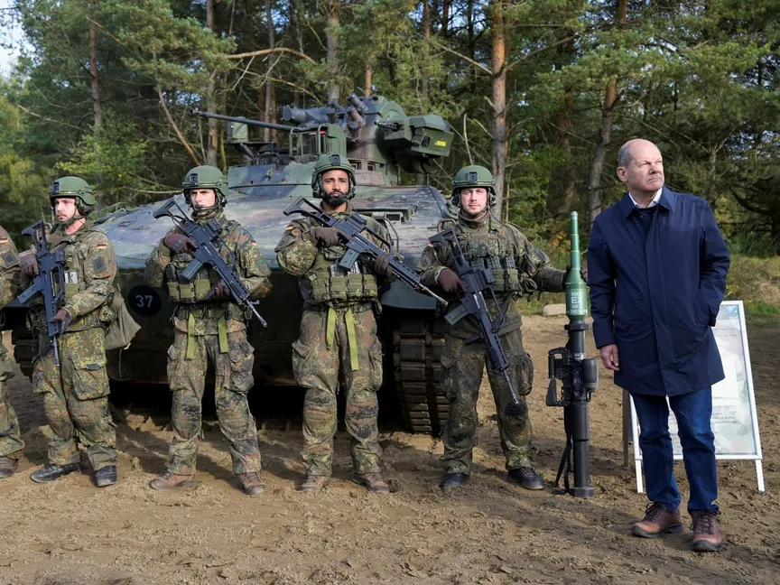 المستشار الألماني أولاف شولتز يقف مع جنود ألمان خلال زيارة لقاعدة عسكرية في بيرجن. ألمانيا. 17 أكتوبر 2022 - REUTERS