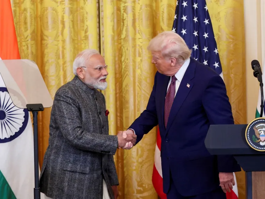 الرئيس الأميركي دونالد ترمب يصافح رئيس الوزراء الهندي ناريندرا مودي في البيت الأبيض. 13 فبراير 2025 - Reuters