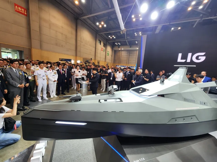 أول ظهور للمركبة السطحية غير المأهولة Sea Sword-X من إنتاج شركة LIG Nex1 في معرض MADEX 2025، بيكسكو، بوسان، كوريا الجنوبية. 28 مايو 2025 - lignex1.com
