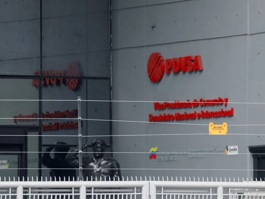 شعار شركة النفط الحكومية الفنزويلية PDVSA في مقرها الرئيسي في كاراكاس. 14 مايو 2025 - REUTERS