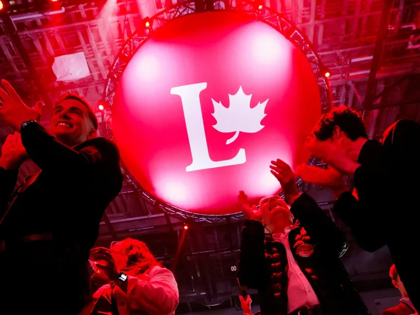 أنصار زعيم الليبراليين مارك كارني في مقر الحزب ليلة الانتخابات في أوتاوا. كندا. 28 أبريل 2025 - Reuters