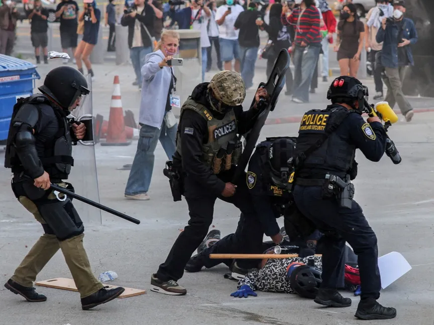 عناصر الشرطة الأميركية خلال مواجهات مع المحتجين أمام المبنى الفيدرالي في مدينة لوس أنجلوس بولاية كاليفورنيا. 6 يونيو 2025 - REUTERS