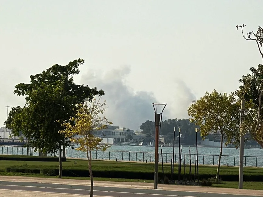 دخان يتصاعد بعد الضربات الإسرائيلية على مبنى في العاصمة القطرية الدوحة. 9 سبتمبر 2025 - REUTERS