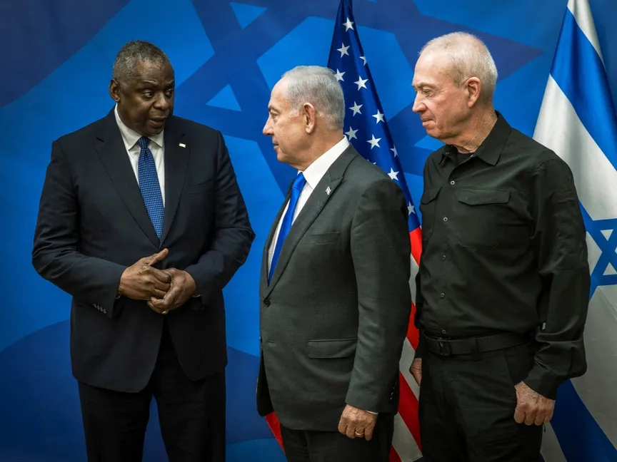 وزير الدفاع الأميركي لويد أوستن يتحدث إلى رئيس الوزراء الإسرائيلي بنيامين نتنياهو ونظيره الإسرائيلي يوآف جالانت في تل أبيب. 13 أكتوبر 2023 - Reuters