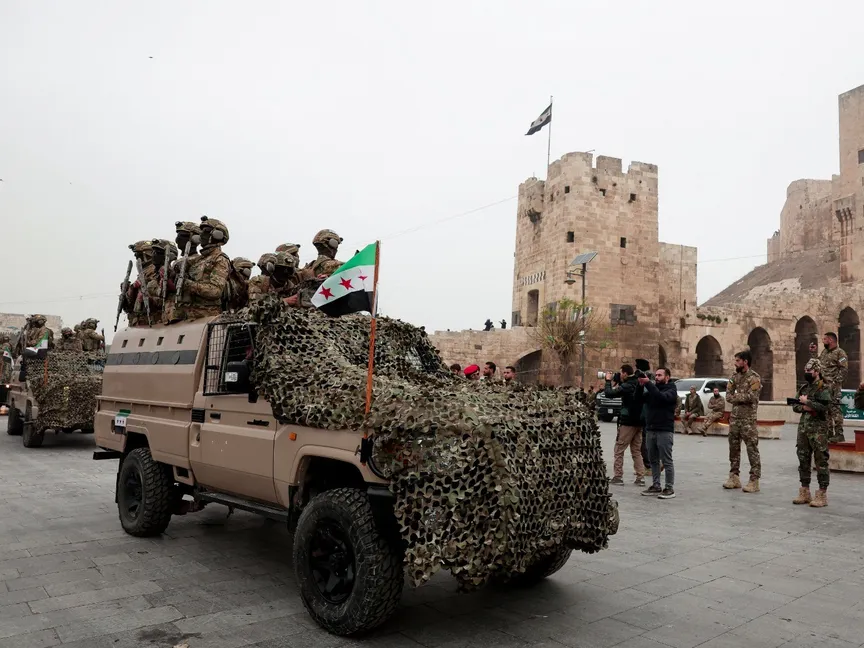 أفراد من الجيش السوري في عرض عسكري في مدينة حلب شمالي سوريا. 8 ديسمبر 2025 - Reuters