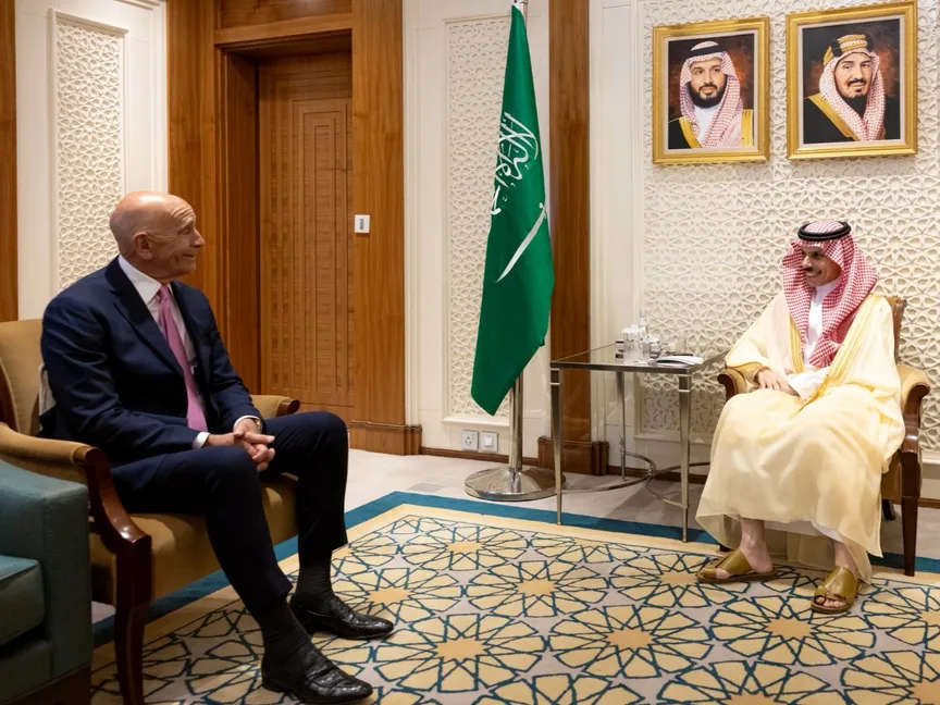 وزير الخارجية السعودي يبحث مستجدات الأوضاع في سوريا مع المبعوث الأميركي توم باراك