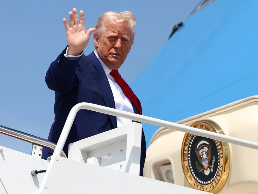 الرئيس الأميركي دونالد ترمب يصعد على متن الطائرة الرئاسية في قاعدة أندروز المشتركة بولاية ماريلاند. 29 أبريل 2025 - REUTERS