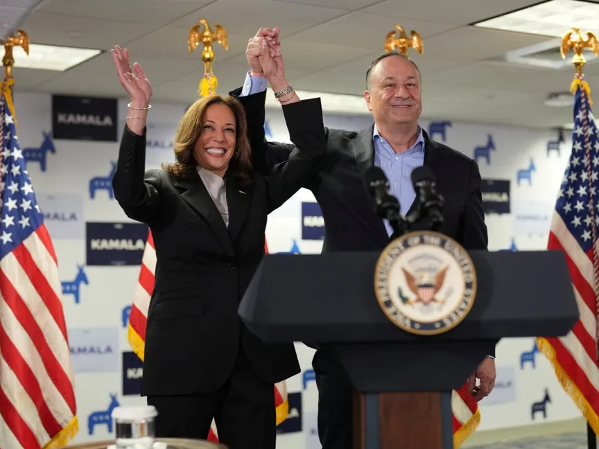 نائبة الرئيس الأميركي كامالا هاريس وزوجها دوج إيمهوف لدى وصولهما إلى مقر حملتها الرئاسية في مدينة ويلمنجتون، بولاية نورث كارولاينا. 22 يوليو 2024 - REUTERS