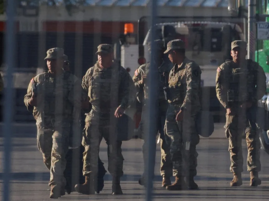 أفراد من الحرس الوطني الأميركي في شيكاجو بولاية إلينوي. 9 أكتوبر 2025 - Reuters