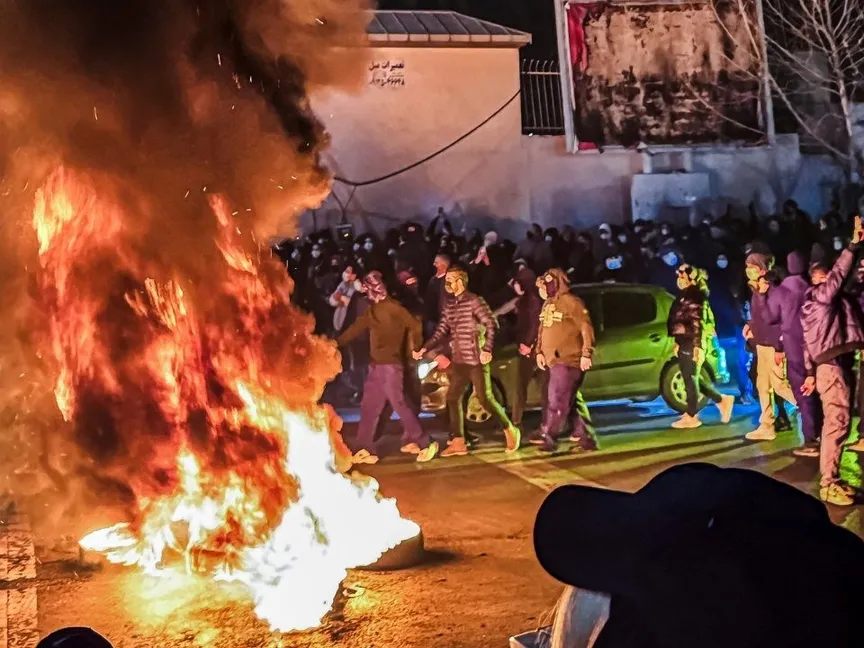 احتجاجات إيران| بيزشكيان يطلب الوقت والضحايا يتزايدون.. وترمب يدرس خيارات مفتوحة