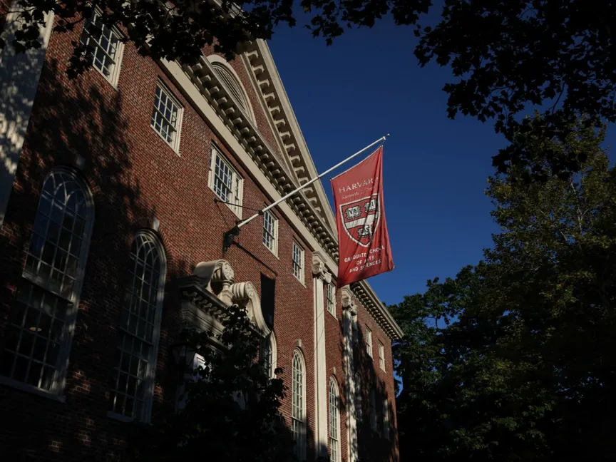 علم معلق في الحرم الجامعي بجامعة هارفارد في ولاية ماساتشوستس الأميركية. 4 سبتمبر 2025 - Reuters
