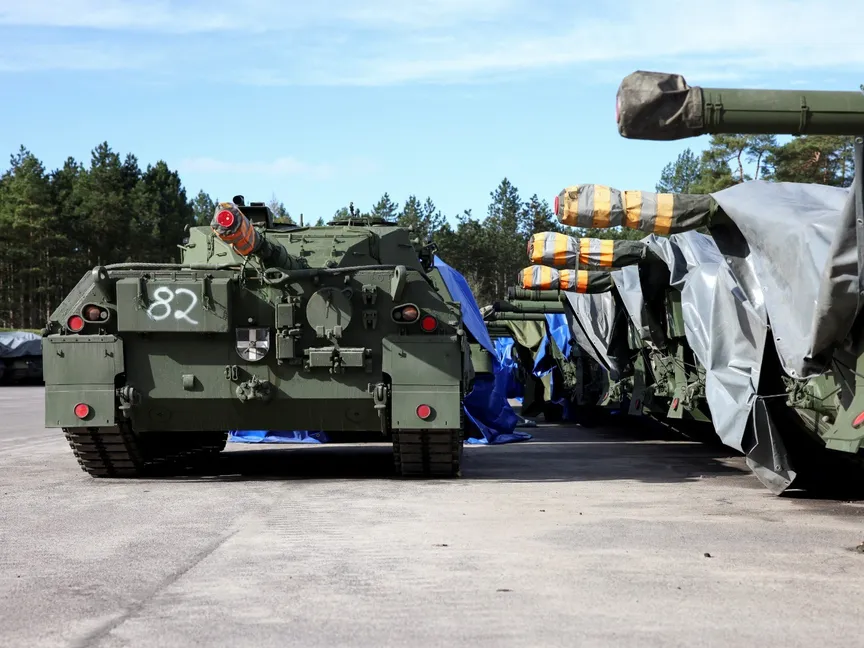 دبابات من طراز Leopard 1 A5 داخل قاعدة تابعة للجيش الألماني حيث يخضع جنود أوكرانيون للتدريب في مدينة كليتز. 23 فبراير 2024 - Reuters