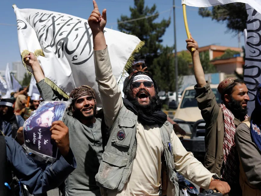 عناصر من "طالبان" يحتفلون بذكرى سقوط كابول في شارع قرب السفارة الأميركية. كابول. 15 أغسطس 2023 - Reuters