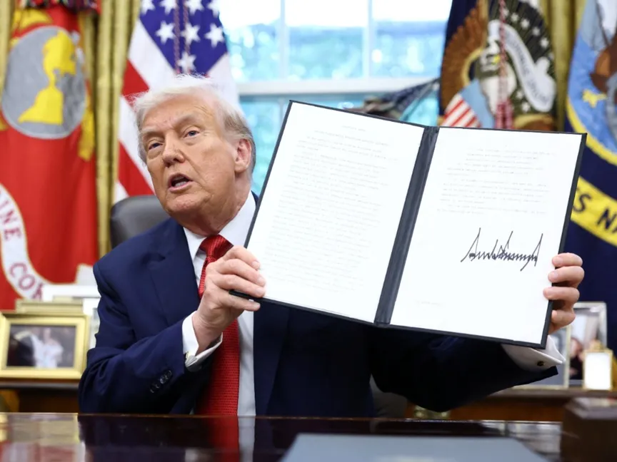 الرئيس الأميركي دونالد ترمب يوقع على أمر تنفيذي بشأن صفقة الاستحواذ على عمليات تطبيق تيك توك التابع لشركة بايت دانس الصينية في الولايات المتحدة. 25 سبتمبر 2025 - Reuters