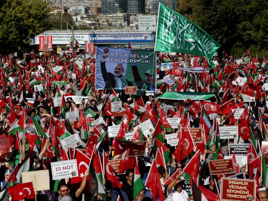 متظاهرون يلوحون بالأعلام التركية والفلسطينية خلال احتجاج للتعبير عن الدعم للفلسطينيين في غزة، اسطنبول، تركيا. 6 أكتوبر 2024 - REUTERS