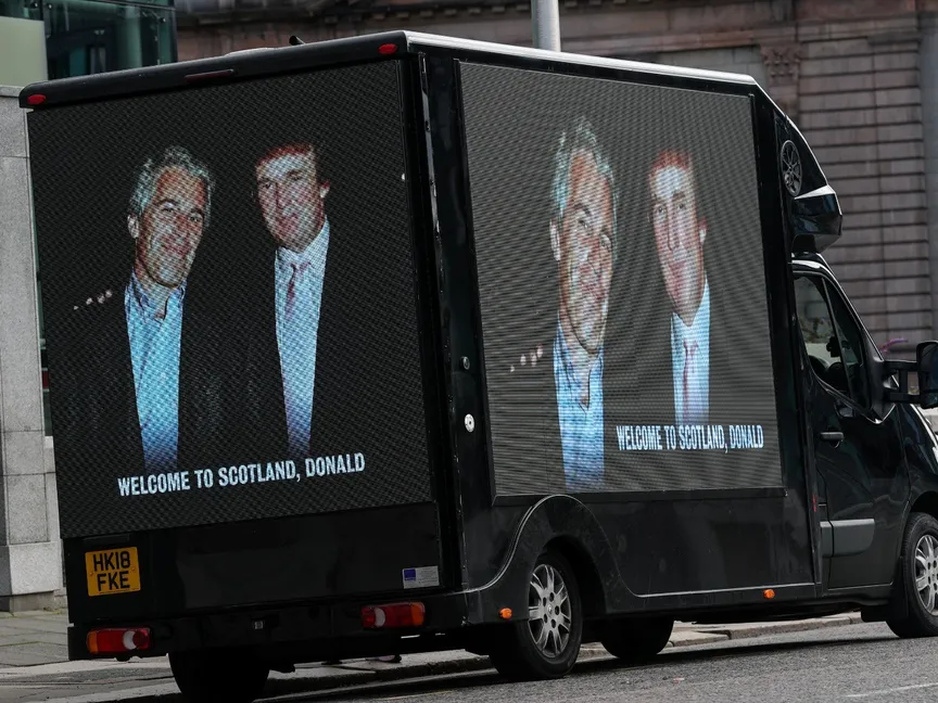 شاحنة إعلانات متنقلة في أبردين تعرض صوراً لدونالد ترمب وجيفري إبستين المتهم باعتداءات جنسية احتجاجاً على زيارة ترمب إلى اسكتلندا- 28 يوليو 2025 - Reuters